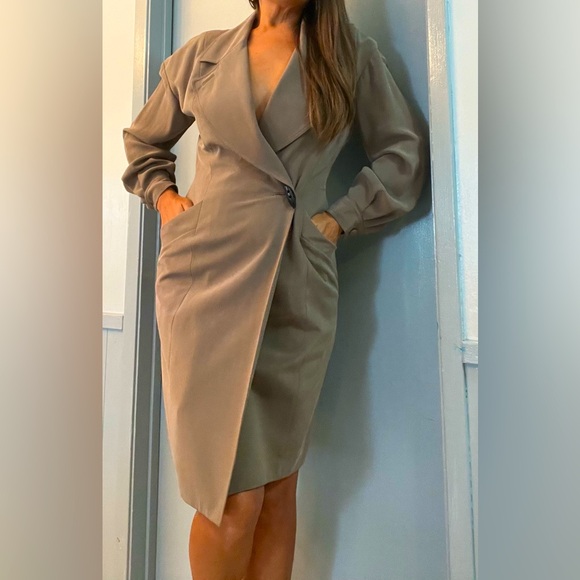 Vintage Pape’ll Too Silk Trench Dress; size 8; 100% Silk; sexy! Immaculate cond. - Picture 1 of 15